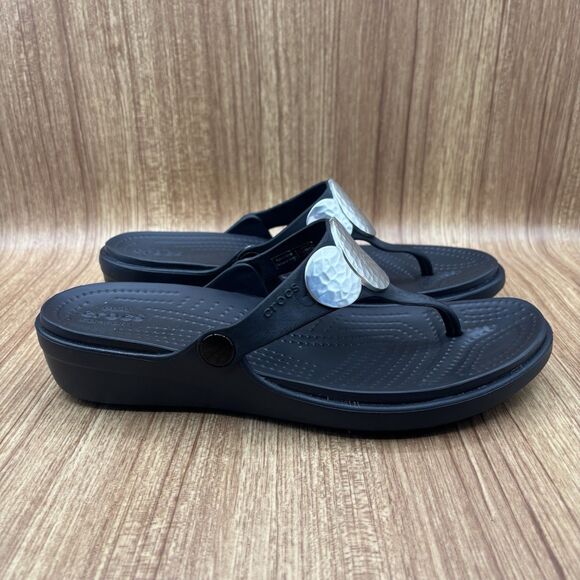 Crocs Sanrah Hammered Medallion Wedge Flip Flop Sandals Black Womens Size 9 - Picture 1 of 8
